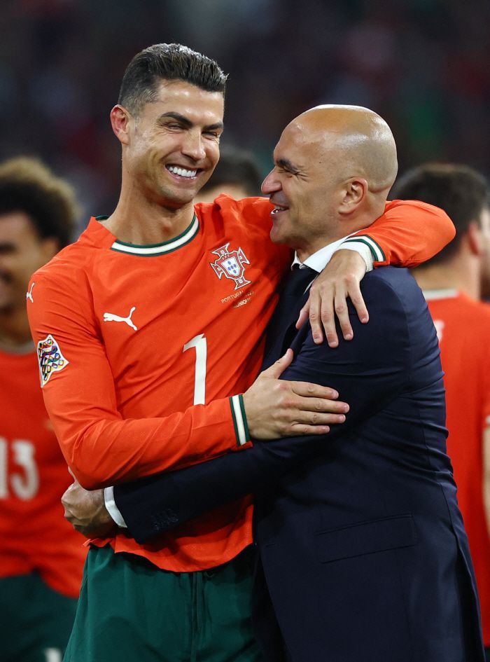Portugal's Cristiano Ronaldo and coach Roberto Martinez <저작권자(c)REUTERS/ 연합뉴스, 무단 전재-재배포, AI 학습 및 활용 금지>