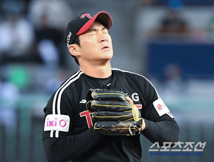 24일 인천 SSG랜더스필드에서 열린 LG-SSG전. 6회말 2사 1루 조형우의 평범한 땅볼을 놓친 오지환이 아쉬워하고 있다. 인천=정재근 기자 cjg@sportschosun.com/2025.5.24/