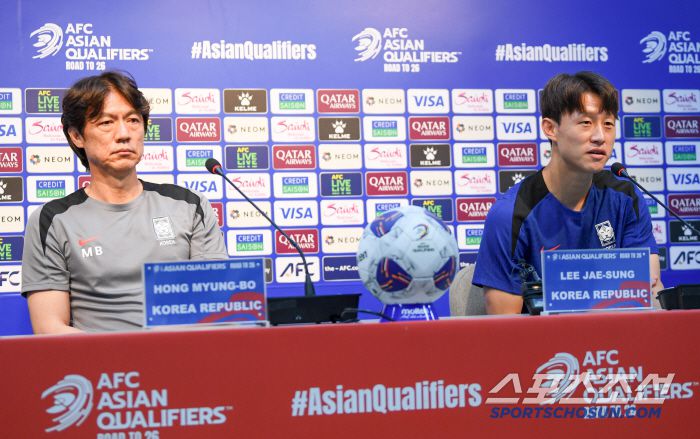 2026 FIFA 북중미 월드컵 3차 예선 최종전 공식 기자회견이 9일 서울월드컵경기장에서 열렸다. 홍명보 감독, 이재성이 인터뷰를 하고 있다. 상암=박재만 기자 pjm@sportschosun.com/2025.06.09/