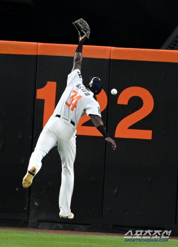 4일 대전 한화생명볼파크에서 열린 KT와 한화의 경기, 9회초 2사 1루 한화 중견수 플로리얼이 KT 안현민의 타구를 잡아내지 못하고 있다. 대전=허상욱 기자wook@sportschosun.com/2025.06.04/
