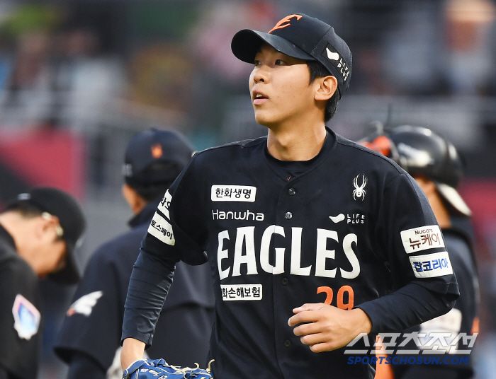 1일 창원 NC파크에서 열린 한화-NC전. 6회말 2사 만루에서 황준서가 강판되고 있다. 창원=정재근 기자 cjg@sportschosun.com/2025.6.1/