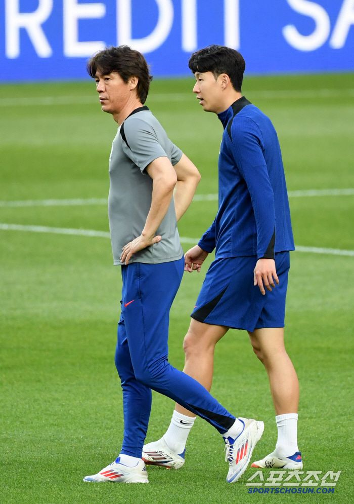 2026 FIFA 북중미 월드컵 3차 예선 최종전 공식 훈련이 9일 서울월드컵경기장에서 열렸다. 홍명보 감독과 손흥민이 대화를 나누고 있다. 상암=박재만 기자 pjm@sportschosun.com/2025.06.09/