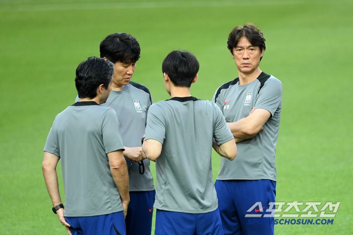 2026 FIFA 북중미 월드컵 3차 예선 최종전 공식 훈련이 9일 서울월드컵경기장에서 열렸다. 홍명보 감독이 코치들과 미팅을 갖고 있다. 상암=박재만 기자 pjm@sportschosun.com/2025.06.09/