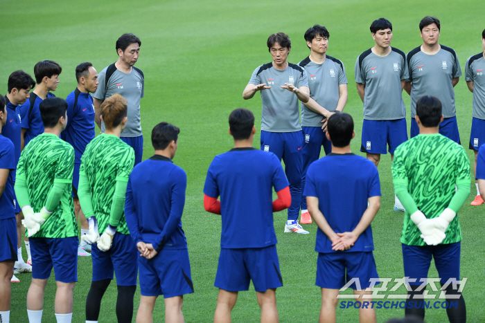 2026 FIFA 북중미 월드컵 3차 예선 최종전 공식 훈련이 9일 서울월드컵경기장에서 열렸다. 홍명보 감독이 훈련 전 미팅을 갖고 있다. 상암=박재만 기자 pjm@sportschosun.com/2025.06.09/