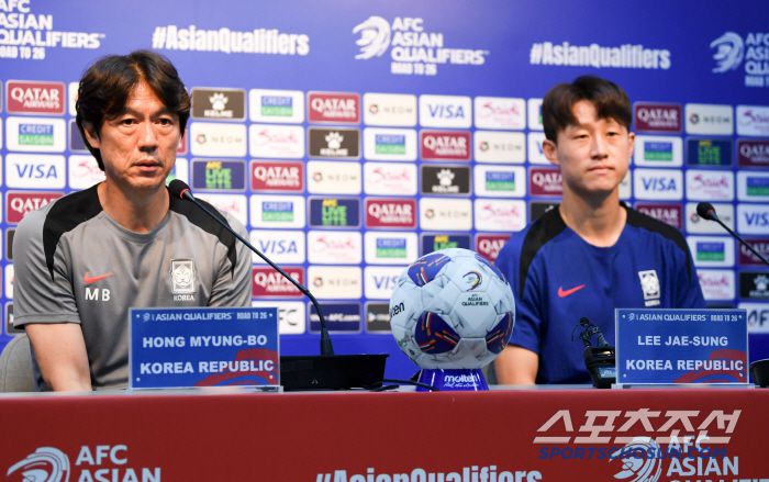 2026 FIFA 북중미 월드컵 3차 예선 최종전 공식 기자회견이 9일 서울월드컵경기장에서 열렸다. 홍명보 감독, 이재성이 인터뷰를 하고 있다. 상암=박재만 기자 pjm@sportschosun.com/2025.06.09/