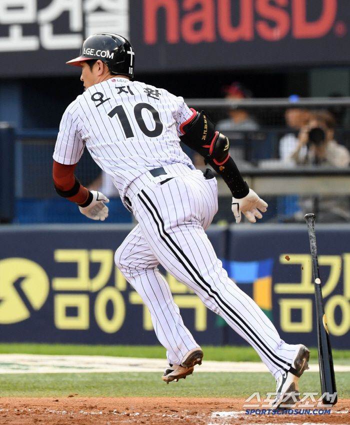 31일 잠실구장에서 열린 LG 트윈스와 삼성 라이온즈의 경기. 6회말 무사 1,3루 LG 오지환이 병살타를 치고 있다. 잠실=박재만 기자 pjm@sportschosun.com/2025.05.31/