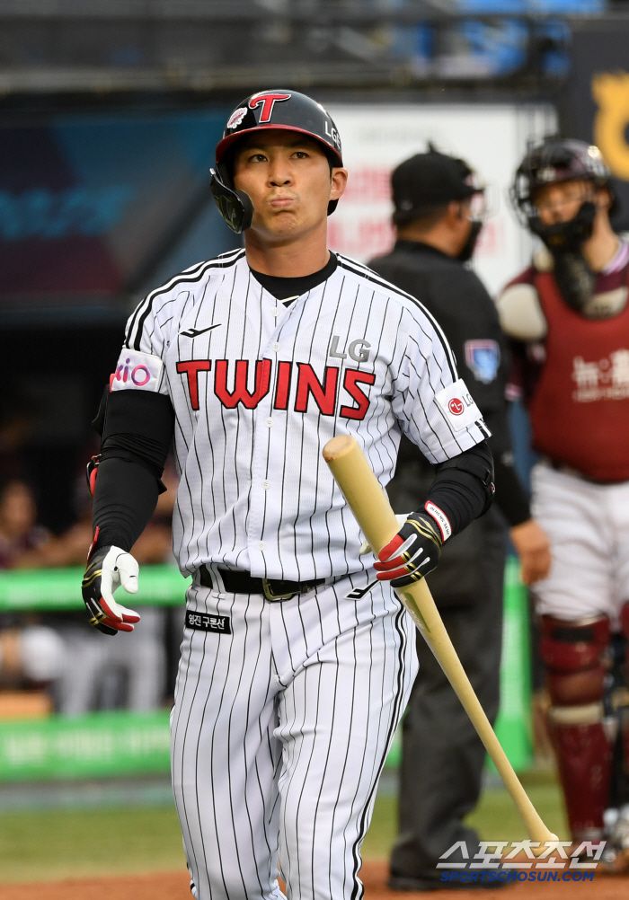 15일 잠실구장에서 열린 LG 트윈스와 키움 히어로즈의 경기. LG 오지환이 생각에 잠겨 있다. 잠실=박재만 기자 pjm@sportschosun.com/2025.05.15/