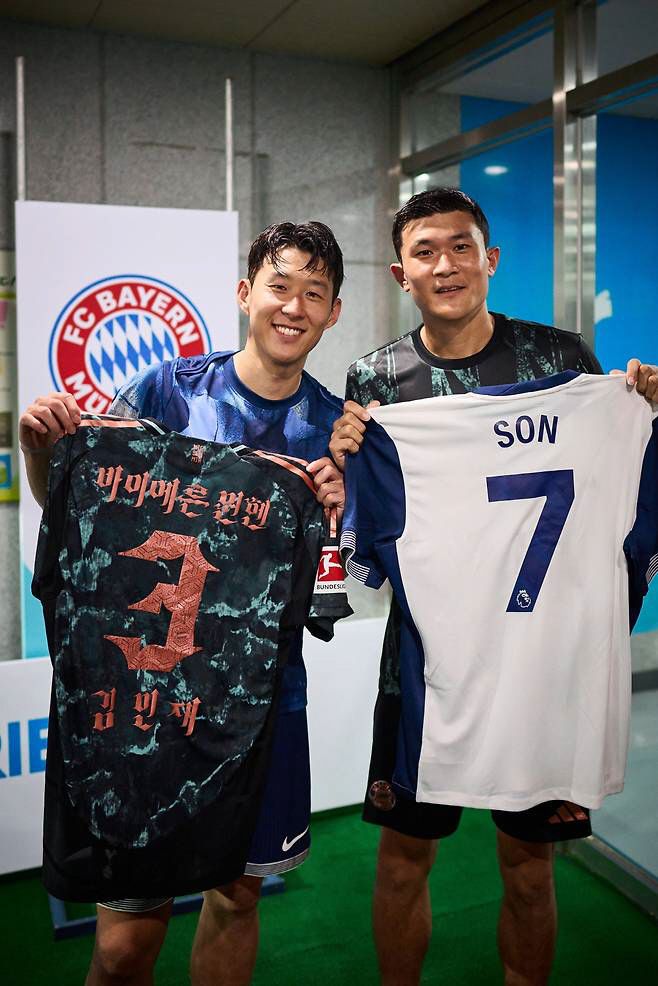 대한민국 국가대표팀 '캡틴' 손흥민과 철벽 센터백 김민재가 토트넘 홋스퍼 유니폼을 입고 잉글랜드 프리미어리그(EPL) 무대를 휘저을 수 있을까.  상상만 해도 가슴이 웅장해지는 이 조합이 탄생할 가능성이 영국 현지에서 제기됐다.  영국 매체 풋볼365는 10일(이하 한국시각) '토트넘이 센터백 김민재 영입에 관심을 보이고 있다. 만약 김민재가 합류하게 된다면 한국 대표팀 출신의 손흥민과 김민재가 함께 뛸 수 있다'며 '현재 토트넘 센터백인 크리스티안 로메로가 아틀레티코 마드리드로 이적할 가능성이 커지면서 토트넘이 대체자를 찾고 있다'고 전했다.  사진=바이에른