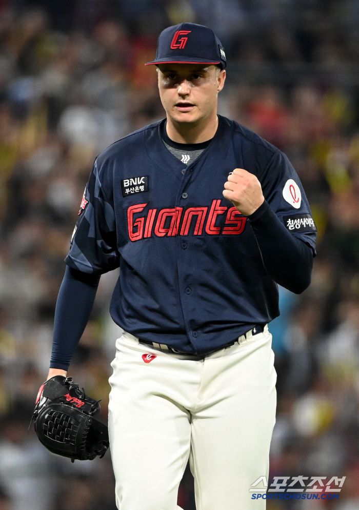 13일 광주KIA챔피언스필드에서 열린 롯데와 KIA의 경기, 4회말 1사 1,3루 롯데 데이비슨이 KIA 정해원을 병살로 처리하며 이닝을 끝낸 후 기뻐하고 있다. 광주=허상욱 기자wook@sportschosun.com/2025.05.13/