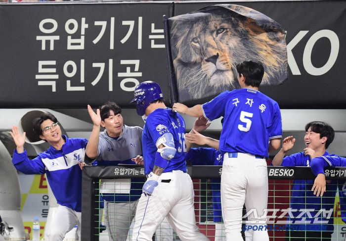 10일 광주 기아챔피언스필드에서 열린 KBO리그 KIA와 삼성의 경기. 7회초 삼성 박병호가 KIA 네일을 상대로 솔로홈런을 날렸다. 동료들의 축하를 받고 있는 박병호. 광주=송정헌 기자songs@sportschosun.com/2025.06.10/