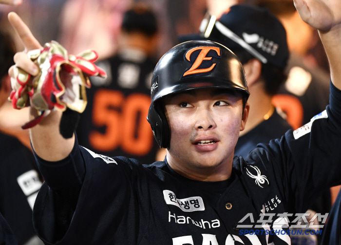 30일 창원 NC파크에서 열린 한화-NC전. 7회초 2사 1, 2루 이진영의 안타 때 득점한 문현빈이 환영받고 있다. 창원=정재근 기자 cjg@sportschosun.com/2025.5.30/