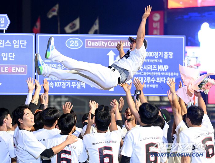 1일 수원KT위즈파크에서 열린 KIA와 KT의 경기, 경기 후 진행된 박경수의 은퇴식에서 박경수가 헹가레를 받고 있다. 수원=허상욱 기자wook@sportschosun.com/2025.06.01/