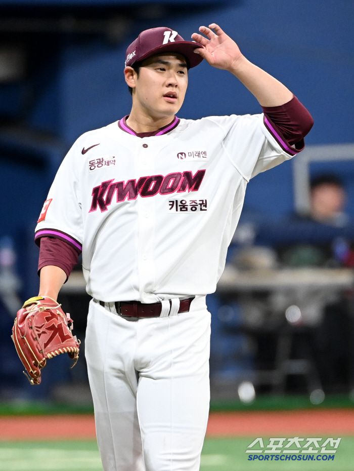 18일 고척스카이돔에서 열린 롯데와 키움의 시범경기, 키움 선발투수 정현우가 1회초 투구를 마치고 더그아웃으로 향하고 있다. 고척=허상욱 기자wook@sportschosun.com/2025.03.18/