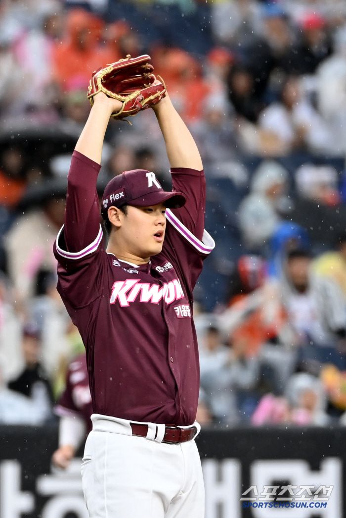 12일 대전 한화생명볼파크에서 열린 키움과 한화의 경기, 3회말 키움 정현우가 한화 플로리얼의 타구를 호수비로 처리한 우익수 박주홍을 보며 놀라고 있다. 대전=허상욱 기자wook@sportschosun.com/2025.04.12/