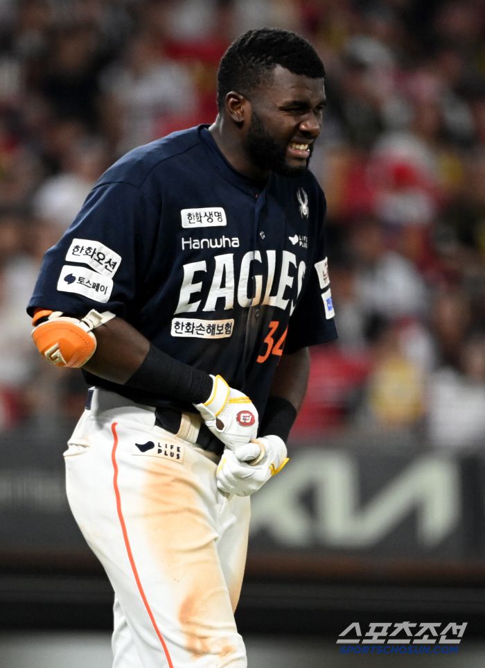 8일 광주 KIA챔피언스필드에서 열린 한화와 KIA의 경기, 연장 10회초 1사 2루 한화 플로리얼이 사구에 맞은 후 괴로워하고 있다. 광주=허상욱 기자wook@sportschosun.com/2025.06.08/