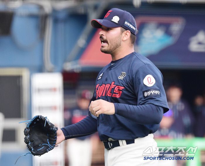 8일 잠실구장에서 열린 두산과 롯데의 경기. 5회말 2사 1, 2루. 실점 위기를 넘긴 롯데 선발 감보아. 잠실=송정헌 기자songs@sportschosun.com/2025.06.08/