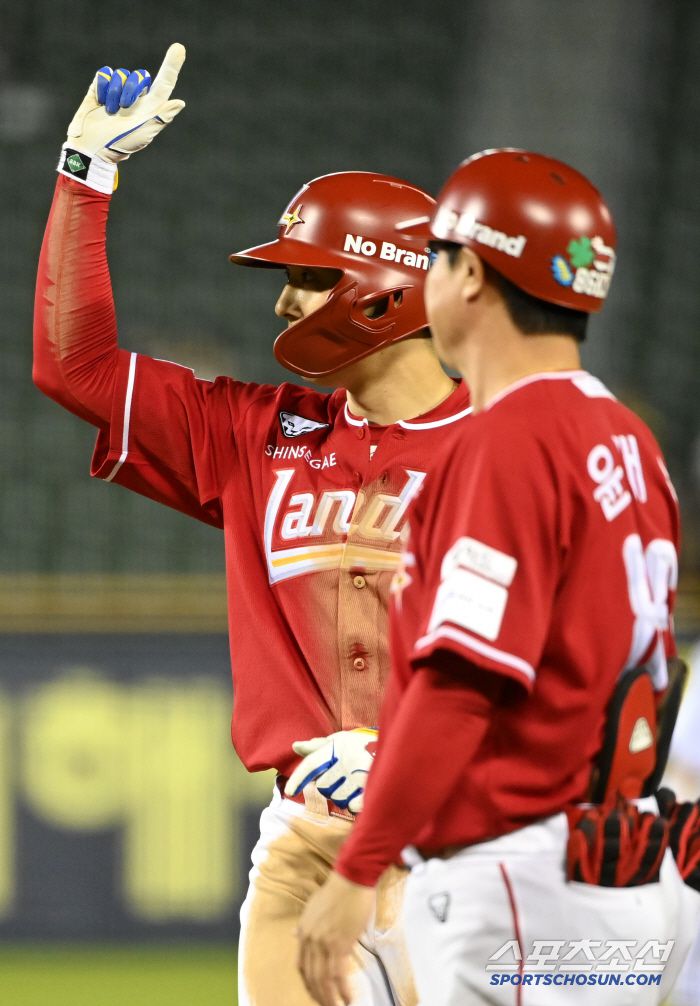 10일 잠실야구장에서 열린 SSG와 LG의 경기, 8회초 1사 3루,  SSG 김성욱이 1타점 적시타를 치고 기뻐하고 있다. 잠실=허상욱 기자wook@sportschosun.com/2025.06.10/