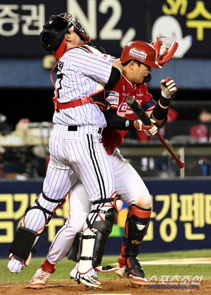 10일 잠실야구장에서 열린 SSG와 LG의 경기, 5회초 1사 1,2루 LG 포수 박동원이 번트를 시도하던 SSG 조형우의 플라이 타구를 잡아내고 있다. 잠실=허상욱 기자wook@sportschosun.com/2025.06.10/