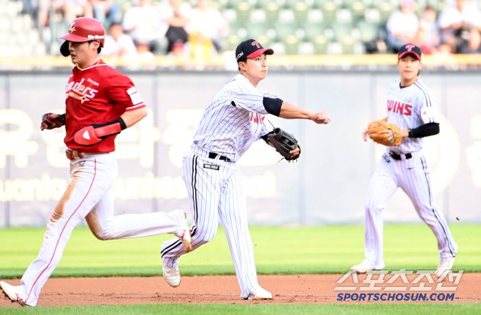 10일 잠실야구장에서 열린 SSG와 LG의 경기, 1회초 2사 2루 LG 3루수 김주성이 SSG 고명준의 타구때 1루 악송구를 범하고 있다. 잠실=허상욱 기자wook@sportschosun.com/2025.06.10/