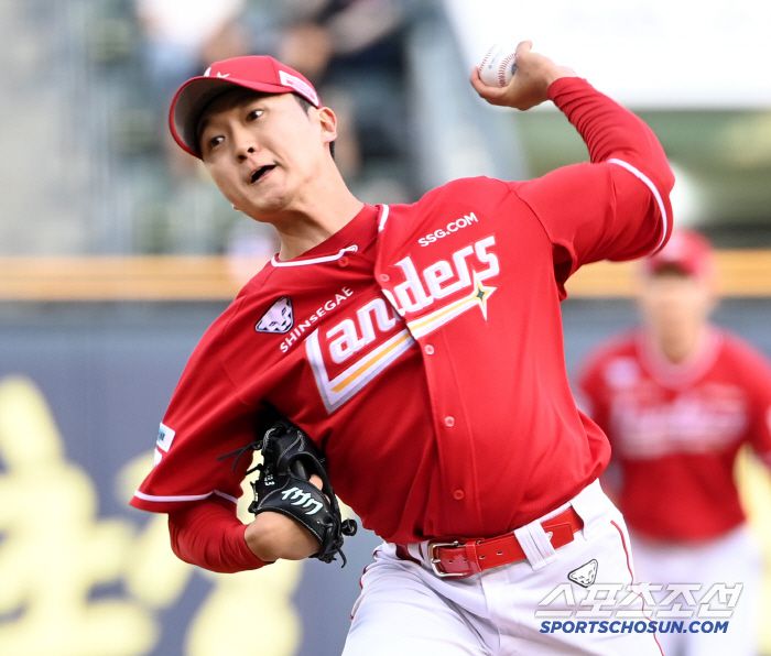 10일 잠실야구장에서 열린 SSG와 LG의 경기, SSG 선발투수 김건우가 역투하고 있다. 잠실=허상욱 기자wook@sportschosun.com/2025.06.10/