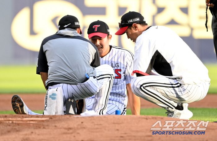 10일 잠실야구장에서 열린 SSG와 LG의 경기, 1회초 2사 1루 LG 손주영이 SSG 에레디아의 타구를 맞고 응급처치를 받고 있다. 잠실=허상욱 기자wook@sportschosun.com/2025.06.10/