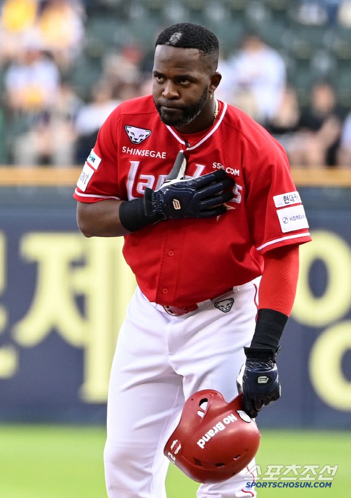 10일 잠실야구장에서 열린 SSG와 LG의 경기, 1회초 2사 1루 SSG 에레디아가 자신의 타구에 다리를 맞은 LG 손주영에게 사과하고 있다. 잠실=허상욱 기자wook@sportschosun.com/2025.06.10/