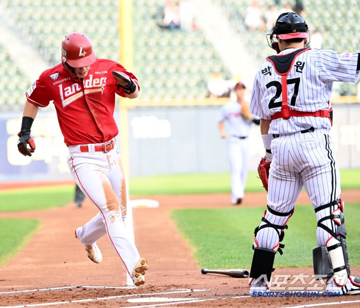 10일 잠실야구장에서 열린 SSG와 LG의 경기, 1회초 2사 2루 SSG 최지훈이 고명준의 타구를 잡은 LG 3루수 김주성의 1루 악송구에 득점을 올리고 있다. 잠실=허상욱 기자wook@sportschosun.com/2025.06.10/