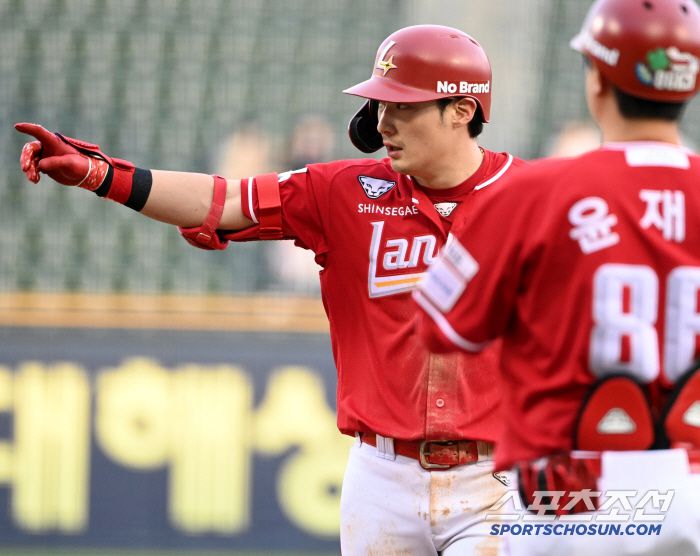 10일 잠실야구장에서 열린 SSG와 LG의 경기, 2회초 1사 1,2루 최지훈이 1타점 적시타를 치고 기뻐하고 있다. 잠실=허상욱 기자wook@sportschosun.com/2025.06.10/