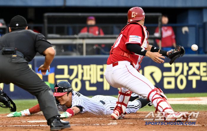 10일 잠실야구장에서 열린 SSG와 LG의 경기, 3회말 무사 1,3루 LG 김현수의 내야땅볼떄 3루주자 박해민이 홈으로 파고들어 세이프되고 있다. 잠실=허상욱 기자wook@sportschosun.com/2025.06.10/