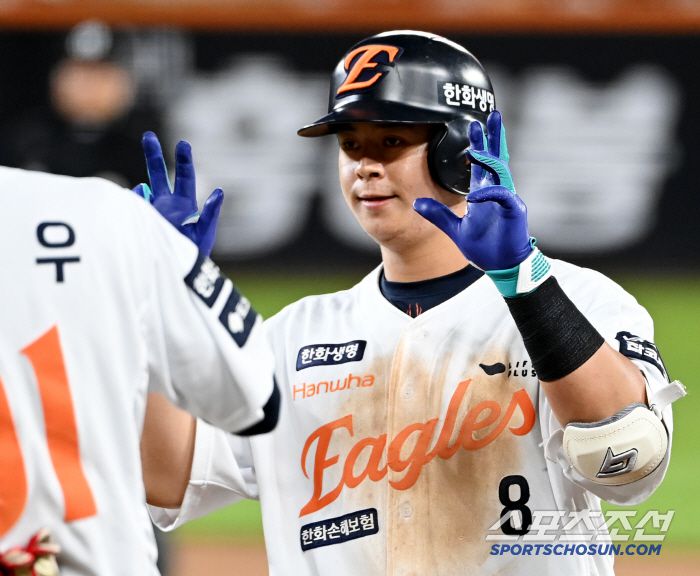 5일 대전 한화생명볼파크에서 열린 KT와 한화의 경기, 9회말 1사 1루 한화 노시환이 안타를 치고 기쁨을 나누고 있다. 대전=허상욱 기자wook@sportschosun.com/2025.06.05/