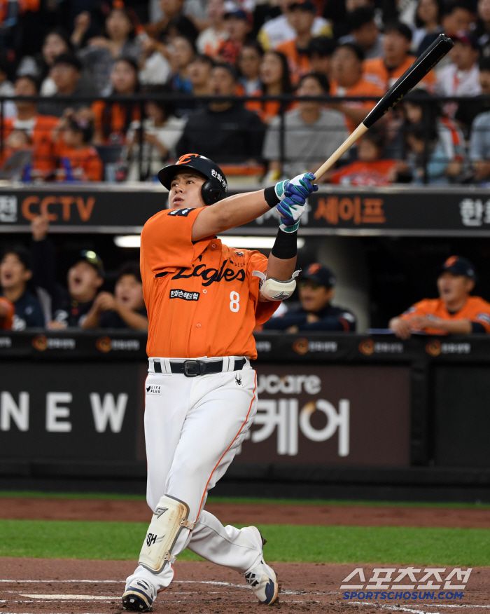 23일 대전 한화생명볼파크에서 열린 한화 이글스와 롯데 자이언츠의 경기. 한화 노시환이 타격 후 타구를 지켜보고 있다. 대전=박재만 기자 pjm@sportschosun.com/2025.05.23/