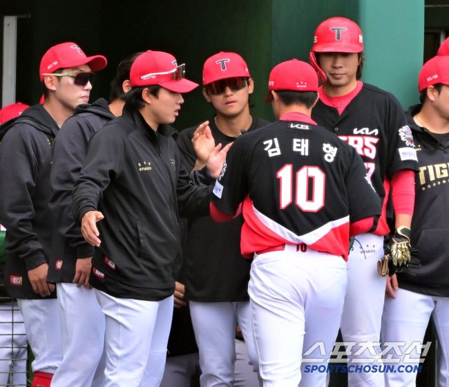 22일 일본 오키나와 코자신킨 스타디움에서 열린 KIA와 히로시마의 연습경기, 5회말 3실점 후 이닝을 마친 KIA김태형이 더그아웃으로 향하고 있다. 오키나와(일본)=허상욱 기자 wook@sportschosun.com/2025.02.22/