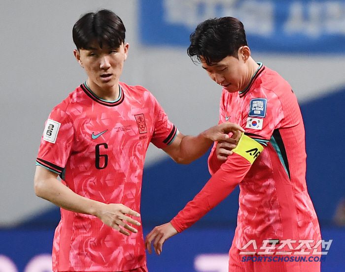 10일 서울월드컵경기장에서 열린 대한민국과 쿠웨이트의 2026년 북중미월드컵 아시아 3차예선 B조 최종전. 후반전 교체 멤버로 출전한 손흥민이 황인범의 주장 완장을 건네받고 있다. 상암=정재근 기자 cjg@sportschosun.com/2025.6.10/