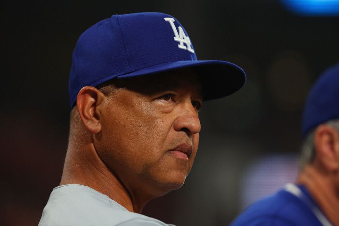 "아드리안 모레혼의 구속이 빨라 김혜성이 상대하기 어려울 것 같았다."  데이브 로버츠 LA다저스 감독이 샌디에이고 전 이후 직접 밝힌 김혜성을 대타로 교체한 이유다.   얼핏 그럴 듯하게 들린다. 하지만 실제 상황과 스탯 등을 비교해 살펴보면 근거가 매우 허술한 변명에 가까운 말이다. 로버츠 감독이 김혜성을 아직도 잘 파악하지 못하고 있거나 혹은 편견에 사로잡혀 김혜성의 가치를 제대로 파악하지 못한다고 밖에 볼 수 없다.  <저작권자(c) 연합뉴스, 무단 전재-재배포, AI 학습 및 활용 금지>