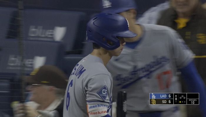 김혜성이 8회초 1사후 샌디에이고가 좌완으로 투수를 바꾸는 바람에 대타로 교체돼 들어오자 오타니 쇼헤이가 엉덩이를 두드려주며 위로하고 있다. 사진=MLB.TV 캡처