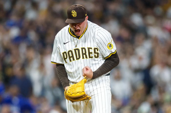 샌디에이고 좌완 불펜투수 아드리안 모레혼이 10일 LA다저스와의 홈경기 때 8회초 1사후 등판해 무실점으로 이닝을 마친 뒤 기뻐하고 있다.   <저작권자(c) 연합뉴스, 무단 전재-재배포, AI 학습 및 활용 금지>