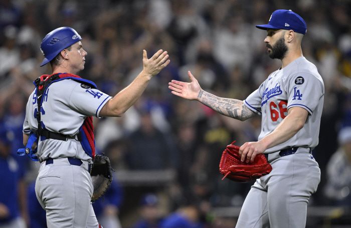 LA 다저스 배터리가 승리 세리머니를 하고 있다. AP연합뉴스