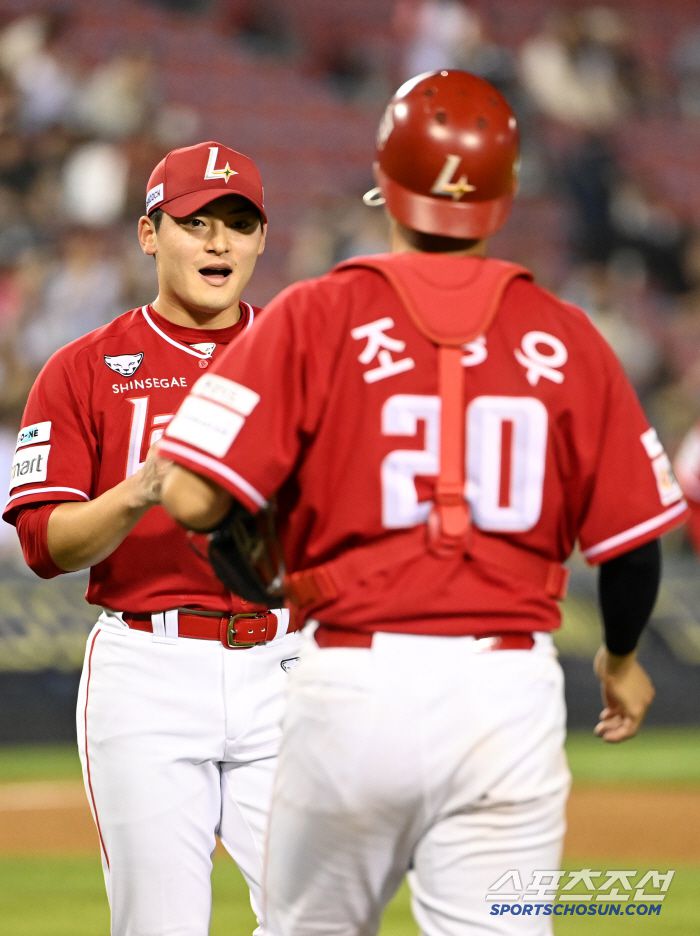 10일 잠실야구장에서 열린 SSG와 LG의 경기, SSG가 6대2로 승리했다. 승리의 기쁨을 나누는 조병현-조형우 배터리의 모습. 잠실=허상욱 기자wook@sportschosun.com/2025.06.10/