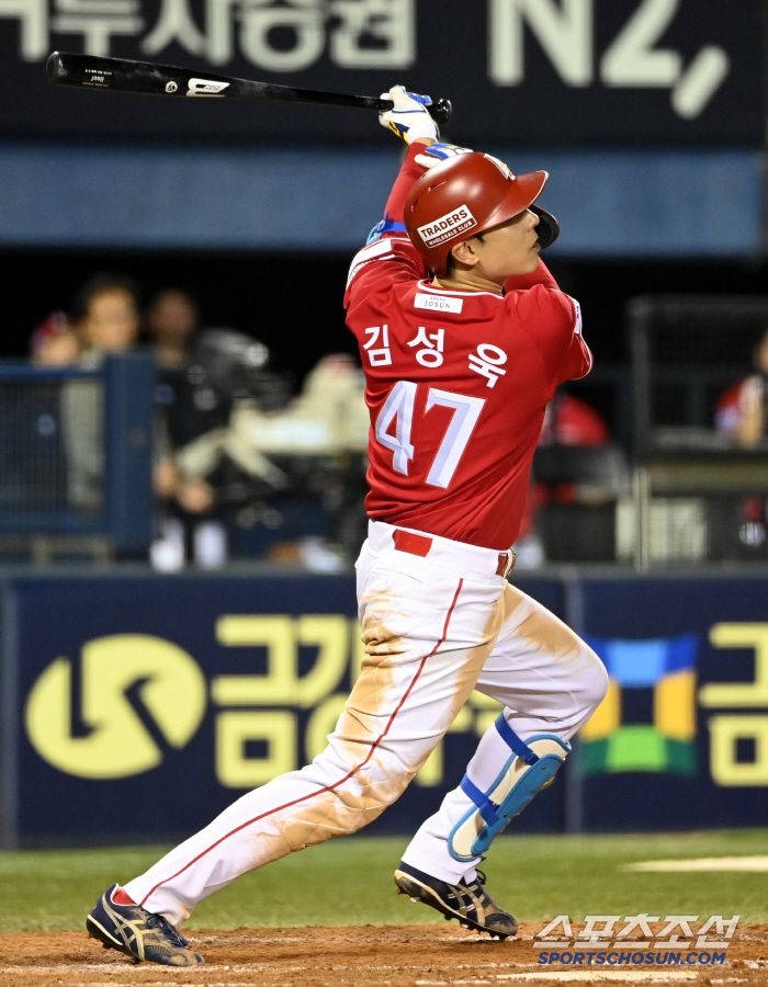 10일 잠실야구장에서 열린 SSG와 LG의 경기, 8회초 1사 3루,  SSG 김성욱이 1타점 적시타를 치고 있다. 잠실=허상욱 기자wook@sportschosun.com/2025.06.10/