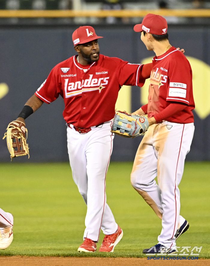 10일 잠실야구장에서 열린 SSG와 LG의 경기, SSG가 6대2로 승리했다. 승리의 기쁨을 나누는 에레디아와 김성욱의 모습. 잠실=허상욱 기자wook@sportschosun.com/2025.06.10/