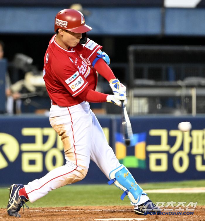 10일 잠실야구장에서 열린 SSG와 LG의 경기, 4회초 SSG 김성욱이 3루 내야안타를 치고 있다. 잠실=허상욱 기자wook@sportschosun.com/2025.06.10/