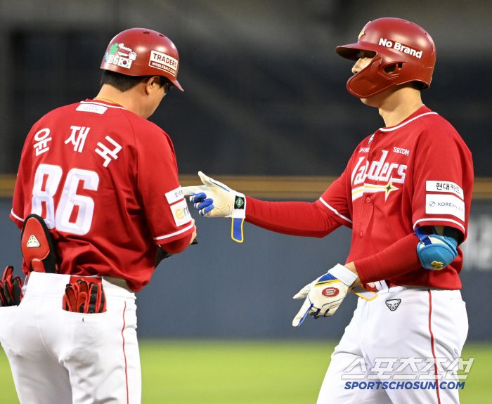 10일 잠실야구장에서 열린 SSG와 LG의 경기, 4회초 SSG 김성욱이 3루 내야안타로 진루하며 기뻐하고 있다. 잠실=허상욱 기자wook@sportschosun.com/2025.06.10/