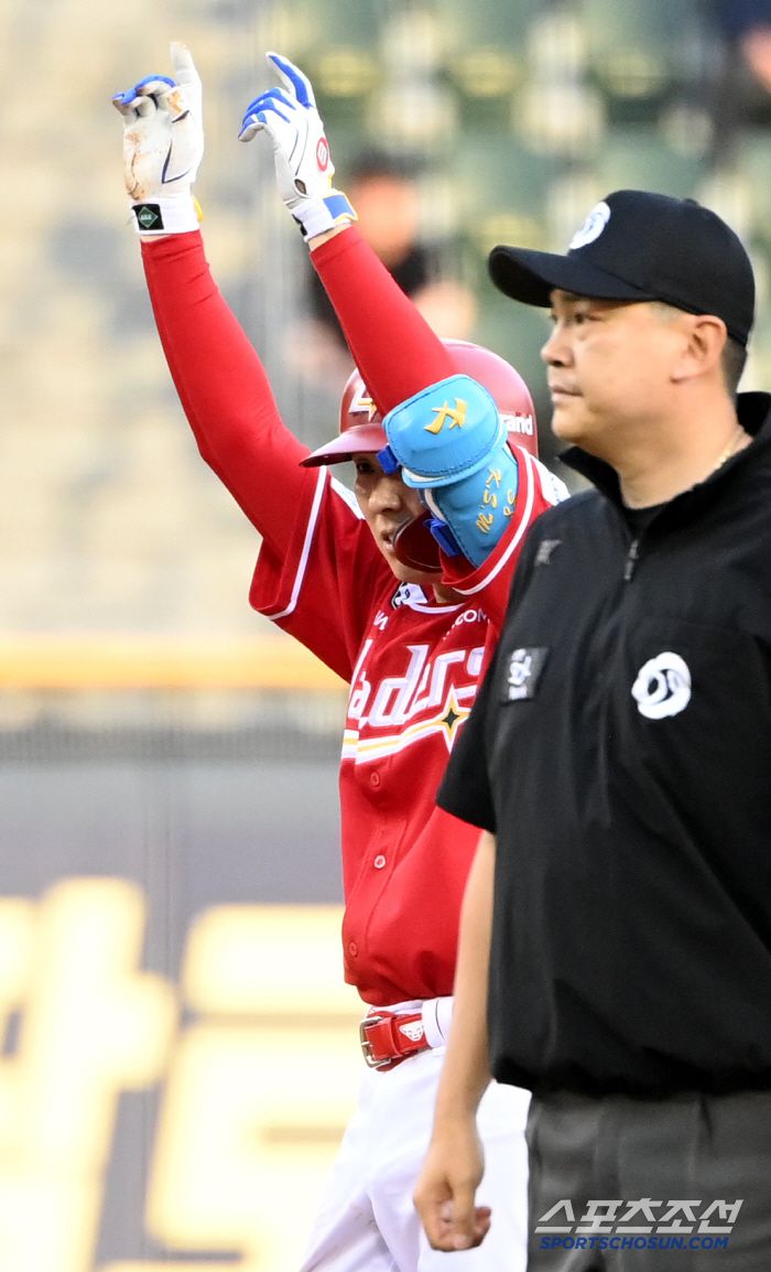 10일 잠실야구장에서 열린 SSG와 LG의 경기, 2회초 1사 1,2루 김성욱이 1타점 2루타를 치고 있다. 잠실=허상욱 기자wook@sportschosun.com/2025.06.10/