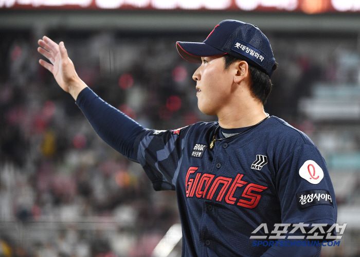 11일 수원 KT위즈파크에서 열린 롯데-KT전. 8회를 무실점으로 막은 최준용이 야수들을 맞이하고 있다. 수원=정재근 기자 cjg@sportschosun.com/2025.6.11/