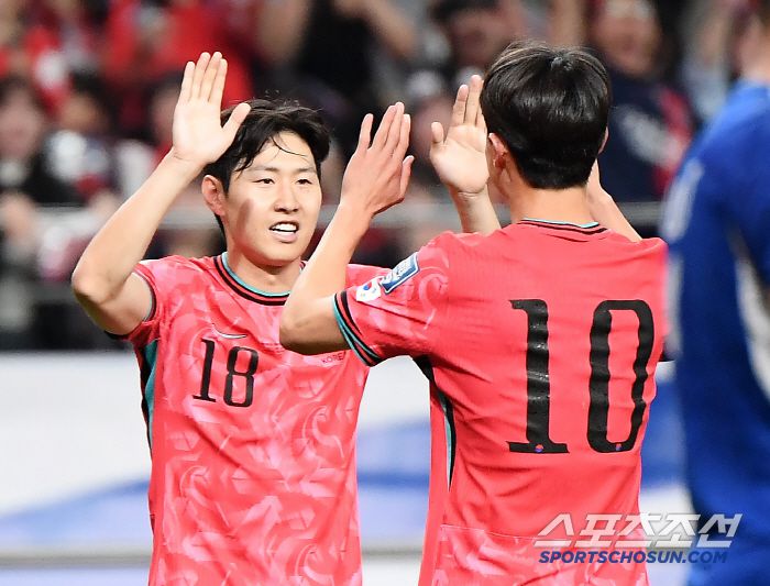 10일 서울월드컵경기장에서 열린 대한민국과 쿠웨이트의 2026년 북중미월드컵 아시아 3차예선 B조 최종전. 네 번째 골을 넣은 이재성이 이강인과 함께 기뻐하고 있다. 상암=정재근 기자 cjg@sportschosun.com/2025.6.10/