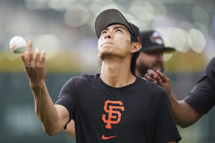 이정후가 경기 전 공을 들고 몸을 풀고 있다. AP연합뉴스