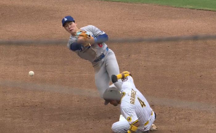 2루수 김혜성이 6회말 수비 때 더블플레이를 하려다 1루에 악송구하고 있다. 사진=MLB.TV 캡처