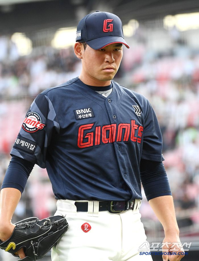 12일 수원 KT위즈파크에서 열린 롯데-KT전. 2회까지 6실점한 김진욱이 이닝을 마친 후 마운드를 내려오고 있다. 수원=정재근 기자 cjg@sportschosun.com/2025.6.12/