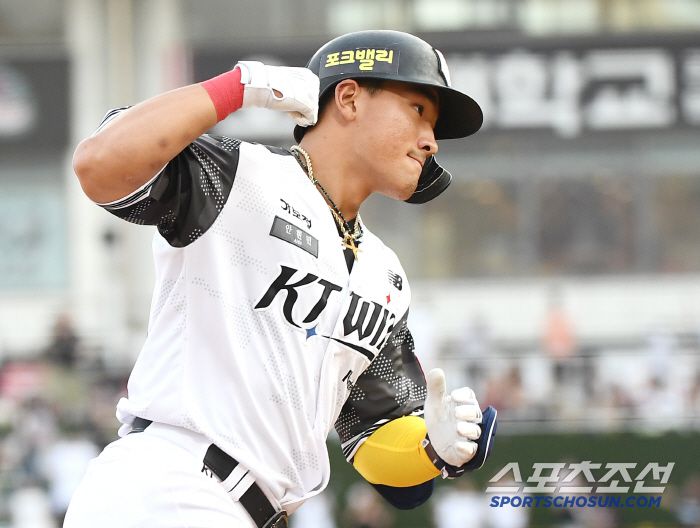 12일 수원 KT위즈파크에서 열린 롯데-KT전. 3회말 2사 1, 3루 안현민이 전 타석 투런포에 이어 스리런포를 터트린 후 환호하고 있다. 수원=정재근 기자 cjg@sportschosun.com/2025.6.12/