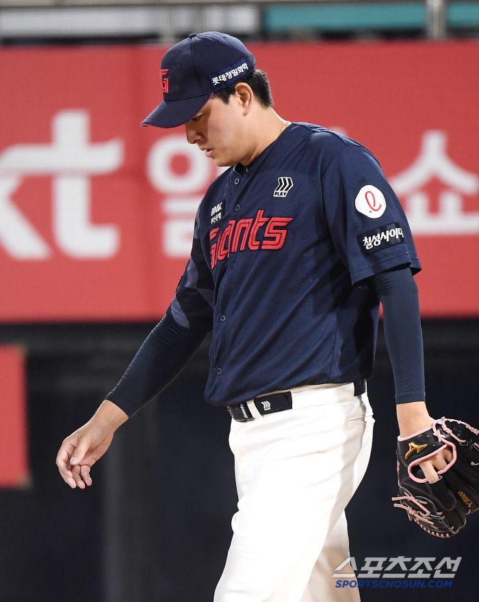 12일 수원 KT위즈파크에서 열린 롯데-KT전. 9회말 김원중이 등판했지만 동점을 허용한 후 아쉬워하고 있다. 수원=정재근 기자 cjg@sportschosun.com/2025.6.12/